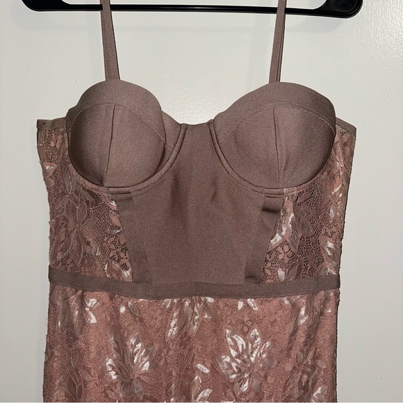 Elegant Lace Strapless Dress in moby pink - Picture 2 of 7